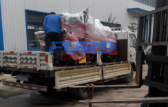 福瑞得機械座駕壓路機，路面開槽機成功裝車及時發(fā)貨