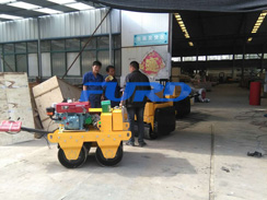 福瑞得機(jī)械手扶雙輪壓路機(jī)，二次結(jié)構(gòu)澆筑泵及時(shí)包貨